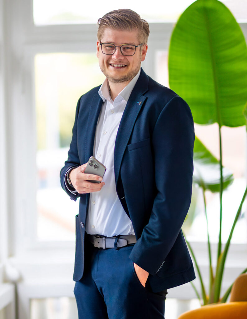 Foto von Julian Meyer von der Werbeagentur die Medienvilla in einem Lichtdurchflutetem Raum mit einer grünen Pflanze im Hintergrung